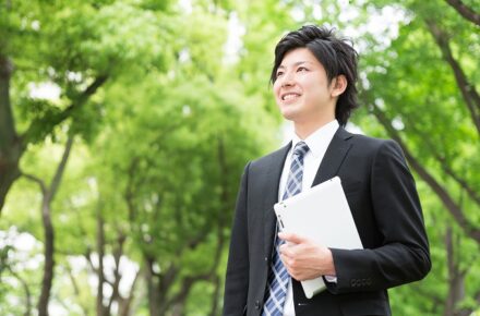 上を向く男性